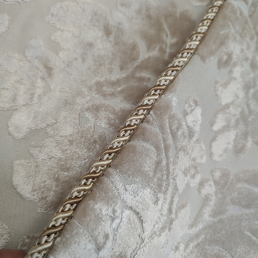 Elegant pillow sham Velour/Chenille 2 toned ivory patterned Zips Soft & Clean
